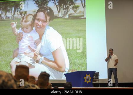 Chris Matthews, ein Unfallopfer, der seine Familie an einen betrunkenen Fahrer verlor, gibt seine Aussage zu den Auswirkungen des Fahrens unter Einfluss „alle 15 Minuten“, einem simulierten Fahrzeugunfall unter Einfluss, gefolgt von einem Scheinprozess im Marine Corps Air Ground Combat Center, 26. Mai 2022. Das MCAGCC-Marschallamt veranstaltete die dramatische Sonderdemonstration für Marines und Matrosen im Kampfzentrum, um das Bewusstsein für Trunkenheit am Steuer zu schärfen und die Auswirkungen auf die direkt und indirekt Beteiligten zu untersuchen. Stockfoto