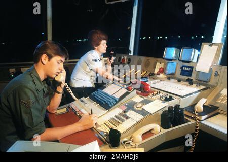 AIRMAN Gary Zeis und AIRMAN 1. Class Retta Hart, Fluglotse der 2048.-Kommunikationsstaffel, halten Funkkontakt mit dem Bodenkontrollanflugwagen und einem Flugzeug von ihrer Station im Kontrollturm. Basis: Luftwaffenstützpunkt Carswell Bundesstaat: Texas (TX) Land: Vereinigte Staaten von Amerika (USA) Stockfoto