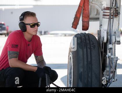 Senior Airman Cody Polzin, A-10C Thunderbolt II Demonstrationsteam Crew Chief, führt Nachfluginspektionen in San Marcos, Texas, am 26. Mai 2022 durch. Das A-10 Demonstrationsteam besteht aus 11 Mitarbeitern, darunter ein Pilot, neun Wartungspersonal und ein Spezialist für öffentliche Angelegenheiten. Die Aufgabe des A-10 Demonstrationsteams besteht darin, Mitarbeiter zu rekrutieren, zu binden und zu inspirieren. Stockfoto