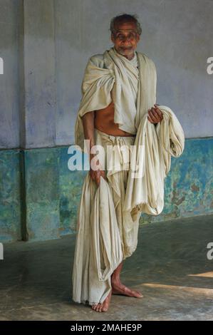 Majuli Island, Assam, Indien - 03 04 2009 : Porträt des Seniormönchs mit weißen Bademänteln bei Uttar Kamalabari satra Stockfoto