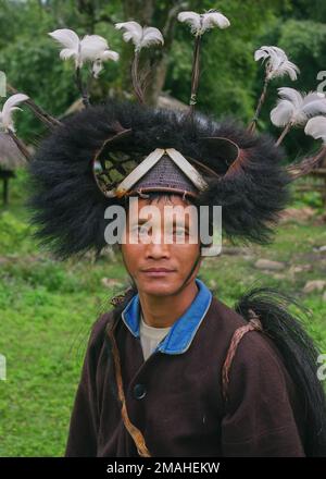 West Siang, Arunachal Pradesh, Indien - 03 06 2014 : Außenportrait des Mannes des Adi-Minyong-Stammes in traditionellem Krieger-Kopfschmuck Stockfoto