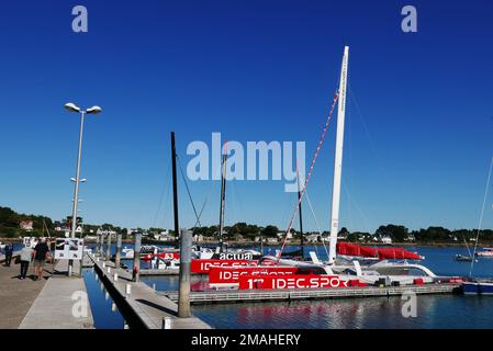 La Trinite-sur-Mer Marina, Idec Sport and Actual, Morbihan, Bretagne, Bretagne, Bretany, Frankreich, Europa Stockfoto