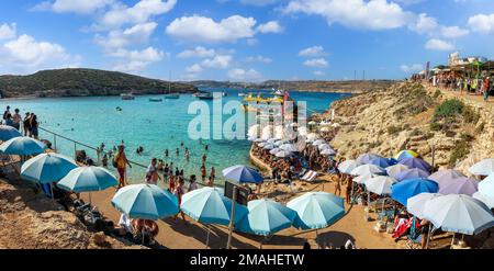 COMINO, MALTA - 22. Oktober 2022: Landschaft mit Blauer Lagune auf der Insel Comino, Malta Stockfoto