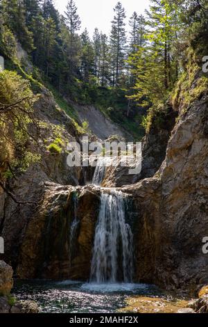 Blick über die kleinen Stuiben-Fälle an einem sonnigen Tag, reutte, Österreich. Kleine Wasserfälle in wunderschöner Natur. Stockfoto