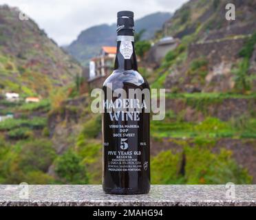 Funchal, Portugal 23. Dezember 2019: MADEIRA WEINFLASCHE, auf Granittisch. Stockfoto