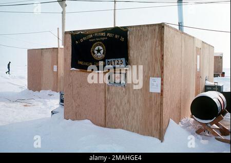 An der Wand eines Bauwerks hängt ein Banner der American Legion, das Teil der Stütze für den Einsatz unter Eis der atomaren U-Boote USS GURNARD (SSN 662) und USS SEAHORSE (SSN 669) ist. Basis: Ice Camp Aplis Country: Arktischer Ozean Stockfoto