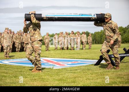 Soldaten mit 10. Mountain Division erhalten ihr Expert Infantryman Abzeichen, Expert Soldier Abzeichen oder Expert Field Medical Abzeichen während einer Preisverleihung im Sexton Field in Fort Drum, New York, 26. Mai 2022. Stockfoto