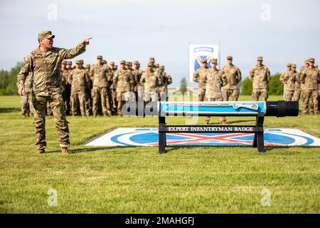 Soldaten mit 10. Mountain Division erhalten ihr Expert Infantryman Abzeichen, Expert Soldier Abzeichen oder Expert Field Medical Abzeichen während einer Preisverleihung im Sexton Field in Fort Drum, New York, 26. Mai 2022. Stockfoto