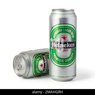 CHISINAU, MOLDAWIEN - 14. November 2015: Dosen Heineken-Bier isoliert auf weiß. Mit Clipping-Pfad Stockfoto