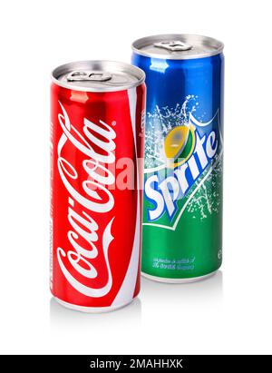 CHISINAU, MOLDAWIEN - November 14 ,2015 : Coca-Cola, Sprite Dosen isoliert auf Weiß. Die drei von der Coca-Cola Company hergestellten Getränke sind die Welten Stockfoto