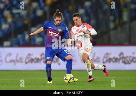 Neapel, Italien. 17. Januar 2023. Michele Castagnetti von US Cremonese konkurriert während der Coppa Italia ma um den Ball mit Giacomo Raspadori von SSC Napoli Stockfoto