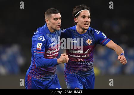 Neapel, Italien. 17. Januar 2023. Luca Zanimacchia und Leonardo Sernicola von US Cremonese feiern während des Spiels Coppa Italia zwischen SSC Napoli und den USA Stockfoto