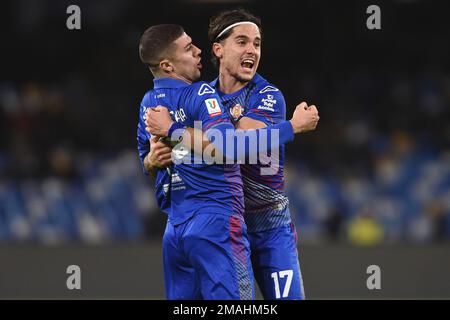 Neapel, Italien. 17. Januar 2023. Luca Zanimacchia und Leonardo Sernicola von US Cremonese feiern während des Spiels Coppa Italia zwischen SSC Napoli und den USA Stockfoto