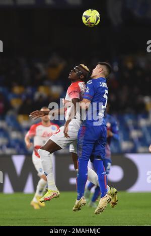 Neapel, Italien. 18. Januar 2023. Johan Vasquez von US Cremonese tritt mit Victor Osimhen von SSC Napoli um den Ball während des Spiels Coppa Italia an Stockfoto