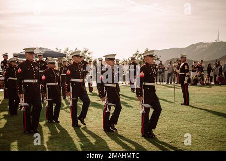 USA Marines der 1. Marine Division Band marschieren in Formation für ein Konzert bei Sonnenuntergang im Griffith Observatory in Los Angeles, als Teil der LA Fleet Week, 27. Mai 2022. Der Zweck der Flottenwoche besteht darin, die Fähigkeiten des Navy-Marine-Corps-Teams zu demonstrieren und der Gemeinde mit Veranstaltungen, statischen Darstellungen und persönlichen Interaktionen zwischen den Mitgliedern des Militärs und der Öffentlichkeit etwas zurückzugeben. Stockfoto