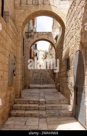 Schmale Allee im Armenischen Viertel der Altstadt von Jerusalem. Historische Straßen von Jerusalem Stockfoto