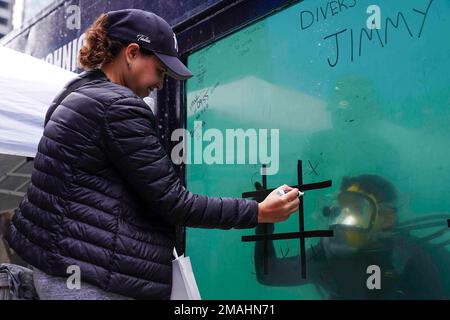 USA Navy Petty Officer 3. Class James Enteriano, ein Tiefseetaucher, mit Mobile Diving and Bergungseinheit 2, spielt Tic-tac-Toe mit einem Teilnehmer in einer Wassertank-Ausstellung während der Fleet Week New York 2022 am Times Square, New York, 27. Mai 2022. Die Flottenwoche New York findet seit 1984 fast jedes Jahr statt, um die Seeverkehrsdienste des Landes zu feiern und ihre innovativen Fähigkeiten hervorzuheben. Gleichzeitig bietet sie den Bürgern von New York City und der umliegenden Dreistaatenregion die Möglichkeit, Matrosen, Marines und Küstenwachmännern zu begegnen. Stockfoto