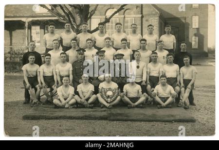 Originale Postkarte aus dem Jahr WW1 mit einer Gruppe junger Männer des Royal Norfolk Regiment in einem Sportteam in einem Trainingslager in Großbritannien, ca. 1916. Stockfoto