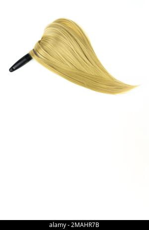 Blondes Haar auf einer Haarbürste auf weißem Hintergrund. Gesundheitspflege und Medizin, Haarausfall-Problemkonzept Stockfoto