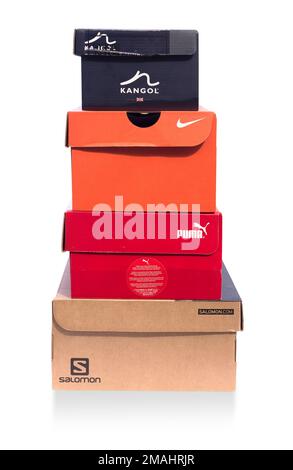 Pomos, Zypern - 04. September 2017: Sportschuhboxen. Produktaufnahme von Nike, Salomon, Puma, Kangol Schuhkartons. Isoliert auf weißem Hintergrund Stockfoto