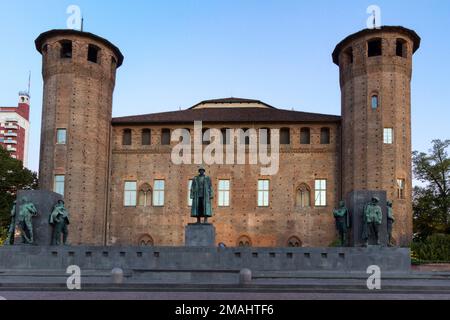 Die Rückseite des Palazzo Madama, die Burg mit Türmen auf der Piazza Castello, Turin, Italien. Davor sind die Statuen Teil des Duca d'Aosta Monuments. Stockfoto