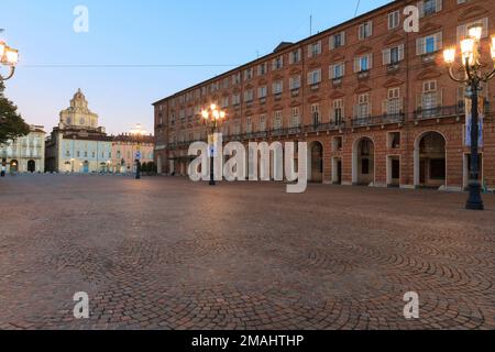 Antike Gebäude mit Säulengängen und Kirche San Lorenzo (Königliche Kirche des Heiligen Lorenz) auf der Piazza Castello, Turin, Italien. Stockfoto