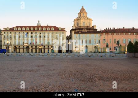 Antike Gebäude mit Säulengängen und Kirche San Lorenzo (Königliche Kirche des Heiligen Lorenz) auf der Piazza Castello, Turin, Italien. Stockfoto