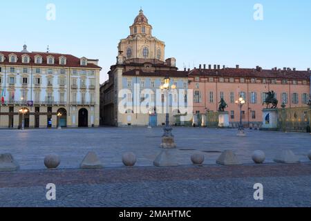 Antike Gebäude mit Säulengängen und Kirche San Lorenzo (Königliche Kirche des Heiligen Lorenz) auf der Piazza Castello, Turin, Italien. Stockfoto