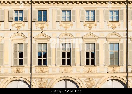 Details der barocken Fassaden auf der Piazza San Carlo (St. Charles Square) in Turin, Italien. Stockfoto