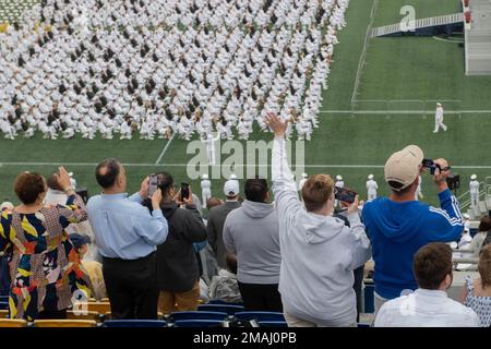 ANNAPOLIS, Md (27. Mai 2022) die USA In der 2022. Klasse der Naval Academy wurden 1.100 Fähnrich in einer Zeremonie im Navy-Marine Corps Memorial Stadium abgeschlossen, wo Präsident Joseph R. Biden Jr. als Gastredner eine Rede hielt. Die Naval Academy ist das Undergraduate College des Marinedienstes unseres Landes und bereitet junge Männer und Frauen darauf vor, professionelle Offiziere von Kompetenz, Charakter und Mitgefühl in den USA zu werden Marine und Marine Corps. Stockfoto