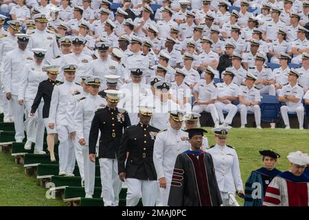 ANNAPOLIS, Md (27. Mai 2022) Offiziere und hochrangige Angestellte, die als professionelle Mentoren für die sechs Bataillone und 30 Unternehmen der Brigade der Seeschiffsmänner fungierten und die Entwicklung der Naval Academy Class von 2022 in die USA beaufsichtigten Offiziere des Marine- und Marinekorps nehmen an der Abschlussprozession Teil. Die USA In der 2022. Klasse der Naval Academy wurden 1.100 Fähnrich in einer Zeremonie im Navy-Marine Corps Memorial Stadium abgeschlossen, bei der Präsident Joseph R. Biden Jr. als Gastredner seine Abschlussrede vortrug. Stockfoto