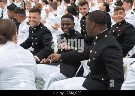 ANNAPOLIS, Md (27. Mai 2022) die USA In der 2022. Klasse der Naval Academy wurden 1.100 Fähnrich in einer Zeremonie im Navy-Marine Corps Memorial Stadium abgeschlossen, wo Präsident Joseph R. Biden Jr. als Gastredner eine Rede hielt. Die Naval Academy ist das Undergraduate College des Marinedienstes unseres Landes und bereitet junge Männer und Frauen darauf vor, professionelle Offiziere von Kompetenz, Charakter und Mitgefühl in den USA zu werden Marine und Marine Corps. Stockfoto
