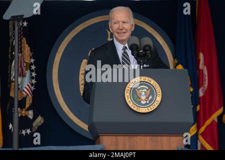 ANNAPOLIS, Md (27. Mai 2022) Präsident Joseph R. Biden Jr. hält die Abschlussrede als Gastredner während der USA Abschlussfeier der Navy-Marine-Akademie für 2022 im Navy-Marine-Corps-Gedenkstadion. Die Naval Academy ist das Undergraduate College des Marinedienstes unseres Landes und bereitet junge Männer und Frauen darauf vor, professionelle Offiziere von Kompetenz, Charakter und Mitgefühl in den USA zu werden Marine und Marine Corps. Stockfoto