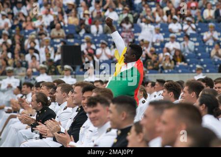 ANNAPOLIS, Md (27. Mai 2022) ausländische Fähnrich-Schiffsleute, die ihren Abschluss in den USA machen Die Marineakademie der Klasse 2022 wird bei der Abschlussfeier im Navy-Marine Corps Memorial Stadium ausgezeichnet. Die Klasse der 2022 schloss 1.100 Seeschifffahrtsleute ab, darunter 12 ausländische Studenten aus 10 Ländern, und wurde von Präsident Joseph R. Biden Jr. angesprochen Stockfoto