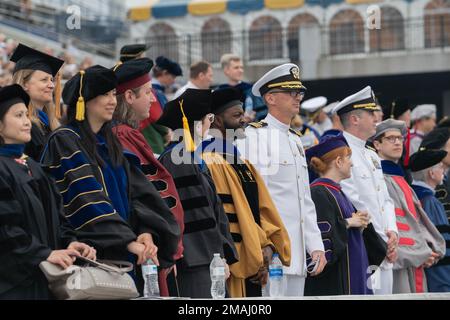 ANNAPOLIS, Md (27. Mai 2022) uniformierte militärische und zivile Pädagogen -- aus fünf Divisionen und 18 Abteilungen, die auf die Ankunft der Offizierspartei in den USA warten 2022-Provisionszeremonie der Marineakademie im Navy-Marine Corps Memorial Stadium. Die Naval Academy ist das Undergraduate College des Marinedienstes unseres Landes und bereitet junge Männer und Frauen darauf vor, professionelle Offiziere von Kompetenz, Charakter und Mitgefühl in den USA zu werden Marine und Marine Corps. Stockfoto