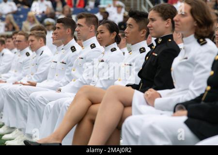 ANNAPOLIS, Md (27. Mai 2022) die USA In der 2022. Klasse der Naval Academy wurden 1.100 Fähnrich in einer Zeremonie im Navy-Marine Corps Memorial Stadium abgeschlossen, wo Präsident Joseph R. Biden Jr. als Gastredner eine Rede hielt. Die Naval Academy ist das Undergraduate College des Marinedienstes unseres Landes und bereitet junge Männer und Frauen darauf vor, professionelle Offiziere von Kompetenz, Charakter und Mitgefühl in den USA zu werden Marine und Marine Corps. Stockfoto