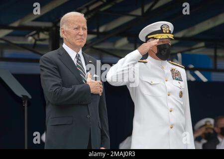 ANNAPOLIS, Md (27. Mai 2022) President Joseph R. Biden Jr. und U.S. Sean Buck, 63. Superintendent Vice ADM der Naval Academy, ehrt die Flagge der Vereinigten Staaten. Die USA In der 2022. Klasse der Naval Academy wurden 1.100 Seeschiffsmänner in einer Zeremonie im Navy-Marine Corps Memorial Stadion, wo der Präsident als Gastredner eine Rede hielt, zum Abschluss gebracht. Stockfoto