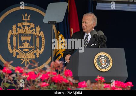 ANNAPOLIS, Md (27. Mai 2022) Präsident Joseph R. Biden Jr. hält die Abschlussrede als Gastredner während der USA Abschlussfeier der Navy-Marine-Akademie für 2022 im Navy-Marine-Corps-Gedenkstadion. Die Naval Academy ist das Undergraduate College des Marinedienstes unseres Landes und bereitet junge Männer und Frauen darauf vor, professionelle Offiziere von Kompetenz, Charakter und Mitgefühl in den USA zu werden Marine und Marine Corps. Stockfoto