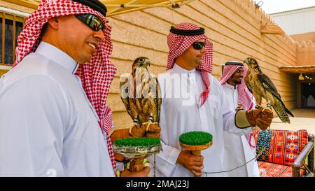 US-Militärangehörige halten Falken im Prince Sultan Air Base Museum, Königreich Saudi-Arabien, 27. Mai 2022. Mehr als 700 US-Militärangehörige nahmen am Saudi Cultural Day Teil. Die dreitägige Veranstaltung vom 27. Bis 29. Mai fand im Rahmen einer gemeinsamen Anstrengung des Scientist's Gift Program, lokaler Mitglieder der Royal Saudi Air Force und der 378. Air Expeditionary Wing's Host Nation Coordination Cell statt, um mehr über die Geschichte, Kultur und Traditionen Saudi-Arabiens zu erfahren. Stockfoto