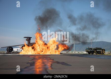 USA Marines mit Flugzeugrettung und Feuerwehr von Hauptquartier und Hauptquartier-Staffel führen eine Live-Übung in der Marine Corps Air Station Iwakuni, Japan, am 27. Mai 2022 durch. ARFF führt monatliche Brandübungen durch, um sicherzustellen, dass die Marines sich mit ihrer Ausrüstung vertraut machen und diese auch weiterhin beherrschen. Stockfoto