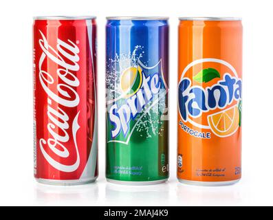 Chisinau, Moldawien - 11. November 2015: Coca-Cola-, Fanta- und Sprite-Dosen auf Weiß isoliert. Die drei von der Coca-Cola Company hergestellten Getränke sind die Stockfoto