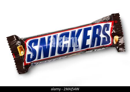 CHISINAU, MOLDAU - 14. NOVEMBER 2015: Snickers Chocolate Bar Made by Mars, Incorporated. Es besteht aus Karamell und Erdnüssen, Snickers ist die beste Wahl Stockfoto