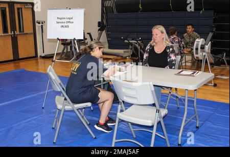 MARINESTÜTZPUNKT GUAM (27. MAI 2022) - USA Marinebasis Guam (NBG) aktivierte im Rahmen der jährlichen Schwerwetterübung am 27. Mai ein Notfall-Familienunterstützungszentrum (EFAC) im Charles King Fitness Center auf NBG. Die jährliche Übung vom 23. Bis 27. Mai soll die Bereitschaft der Militär- und Lokalbehörden verbessern, sich auf schwere Witterungsbedingungen in der Region vorzubereiten. Befehlsoffiziere und teilnehmende Einrichtungen, die in den Bereichen Befehls-, Kontroll- und Kommunikationsfähigkeit, Bereitschaftsbereitschaft und Personal in den Bereichen Rechenschaftspflicht, Katastrophenvorsorge und Wiederherstellung geschult sind. Ein Teil davon Stockfoto