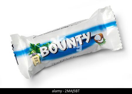 CHISHINAU, MOLDAWIEN - 12. NOVEMBER 2015: Bounty Chocolate Bar. Studioaufnahme, isoliert auf weißem Hintergrund. Stockfoto