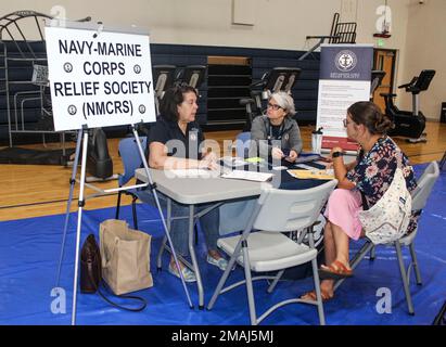 MARINESTÜTZPUNKT GUAM (27. MAI 2022) - USA Marinebasis Guam (NBG) aktivierte im Rahmen der jährlichen Schwerwetterübung am 27. Mai ein Notfall-Familienunterstützungszentrum (EFAC) im Charles King Fitness Center auf NBG. Die jährliche Übung vom 23. Bis 27. Mai soll die Bereitschaft der Militär- und Lokalbehörden verbessern, sich auf schwere Witterungsbedingungen in der Region vorzubereiten. Befehlsoffiziere und teilnehmende Einrichtungen, die in den Bereichen Befehls-, Kontroll- und Kommunikationsfähigkeit, Bereitschaftsbereitschaft und Personal in den Bereichen Rechenschaftspflicht, Katastrophenvorsorge und Wiederherstellung geschult sind. Ein Teil davon Stockfoto