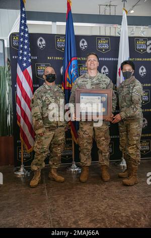 USA Army Staff Sergeant Jackson Fagan vom Utah National Guard Recruiting and Retention Bataillon erhält eine Teilnahmebescheinigung an der Preisverleihung für den besten Krieger der Region VII auf der Insel Guam am am 26. Mai 2022. In diesem jährlichen Wettbewerb waren die besten Offiziere und Soldaten aus acht verschiedenen Staaten und Territorien vertreten, darunter Arizona, Kalifornien, Colorado, Guam, Hawaii, Nevada, New Mexico und Utah. Im Rahmen des Wettbewerbs wurden die Fähigkeiten und Kenntnisse der Wettbewerber getestet und bis an ihre Grenzen gedrängt. Jeder Teilnehmer wurde in Schlüsselbereichen wie dem einfachen Soldier-Ski eingestuft Stockfoto