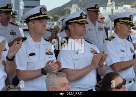 San Diego (27. Mai 2022) Seeleute applaudieren während des Befehlshabers der U-Boot-Staffel (COMSUBRON) 11 bei der Zeremonie zum Kommandowechsel am Naval Base Point Loma (NBPL) an Bord des U-Boots USS Santa Fe der Klasse Los Angeles (SSN 763) am 27. Mai. Captain Ken Douglas hat Captain Patrick Friedman als commodore abgelöst. Stockfoto