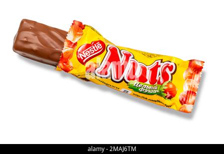 CHISINAU, MOLDAWIEN - 14. NOVEMBER 2015: Nahaufnahme der Nuss-Schokolade, hergestellt von Nestle, isoliert auf Weiß mit Clipping Path Stockfoto