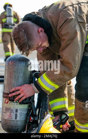 USA Marine Corps Lance CPL. Zachary Blake, ein Expeditionär-Feuerwehrmann/Rettungsexperte mit Staffel am Hauptsitz und am Hauptsitz, Marine Corps Air Station (MCAS) Iwakuni, überprüft seine Ausrüstung während einer Feuerwehrübung zur Rettung von Flugzeugen auf MCAS Iwakuni, Japan, 27. Mai 2022. Marines führen diese Feuerschulung monatlich durch, um die Bereitschaft im Falle eines Flugzeugnotfalls sicherzustellen. Stockfoto