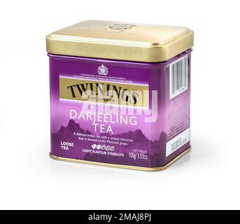 Warschau, Polen - 04. November 2016: Bild des auf weißen Twinings isolierten Twinings Teebeutels wurde 1706 in London gegründet. Stockfoto